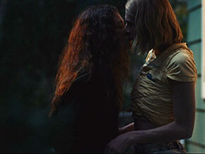 Hunter Schafer & Zendaya lesbian scene (LSBS0006)