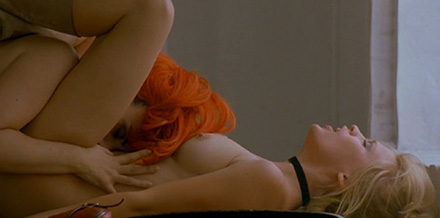Yuliya Mayarchuk, Francesca Nunzi lesbo scene in Cheeky (2000)