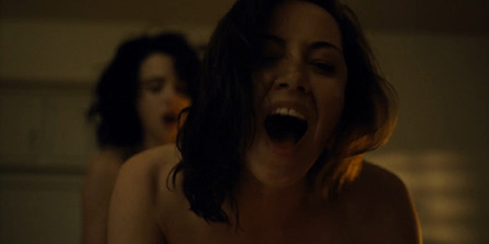 Margaret Qualley, Aubrey Plaza lesbo sex 02 in Honey Don't (2025)